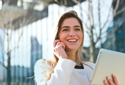 Chica-hablando-por-telefono